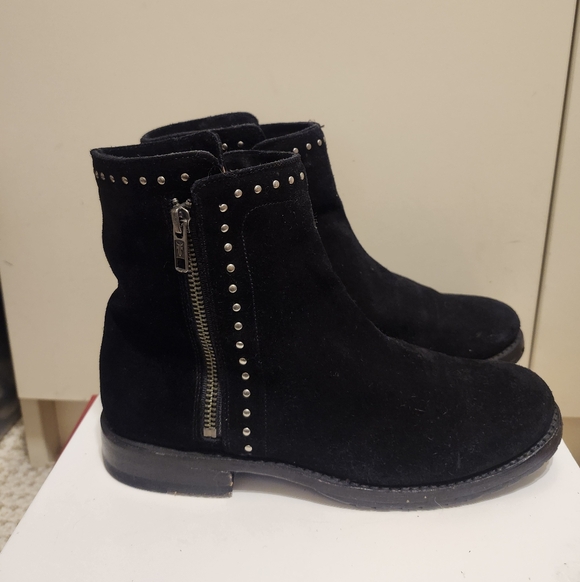 Frye "Natalie" Black Suede w/Stud Trim Ankle Boots Sz.7.5 Ret.$358 - Picture 2 of 10